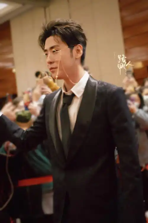 内娱舞台西装杀#把帅气穿在身上属于@小辫儿张云雷的西装眼镜杀