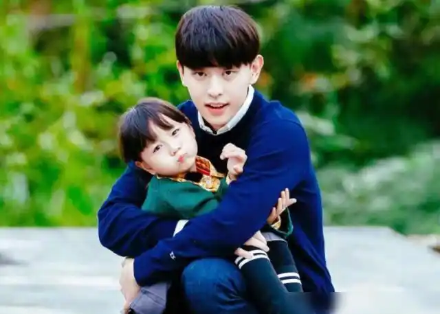 《爸爸去哪儿》中,邓伦化身实习奶爸,而小山竹就像是自己的女儿一样