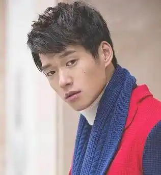 现在的男生都会选择一种很酷的发型,可是哪些发型才是最酷的,还是今年