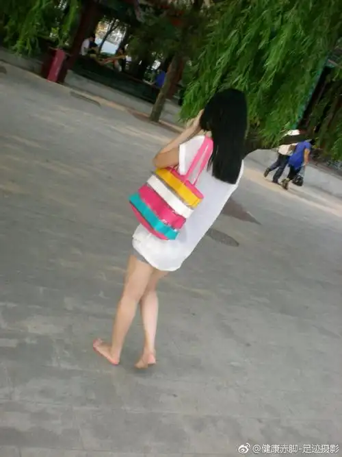 天津水上公园里的赤脚美女
