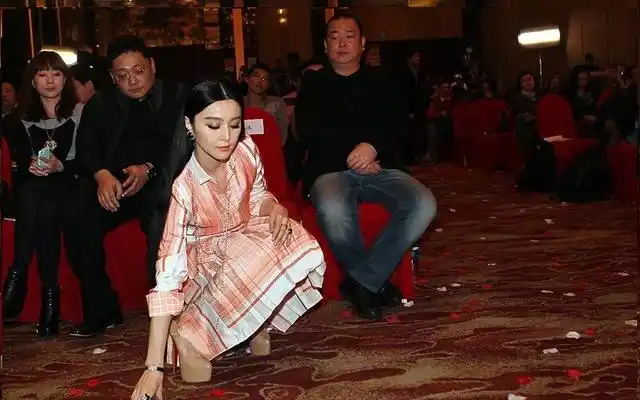 当女明星们蹲下来拍照谁最美?