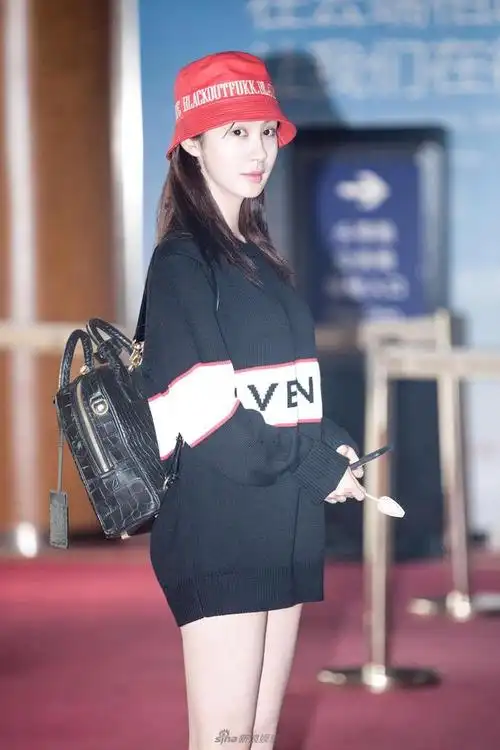 李菲儿下衣隐身俏皮活泼