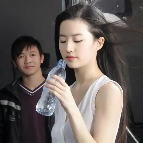 刘亦菲是最适合穿白色系的人(一组早期矿泉水代言随拍)