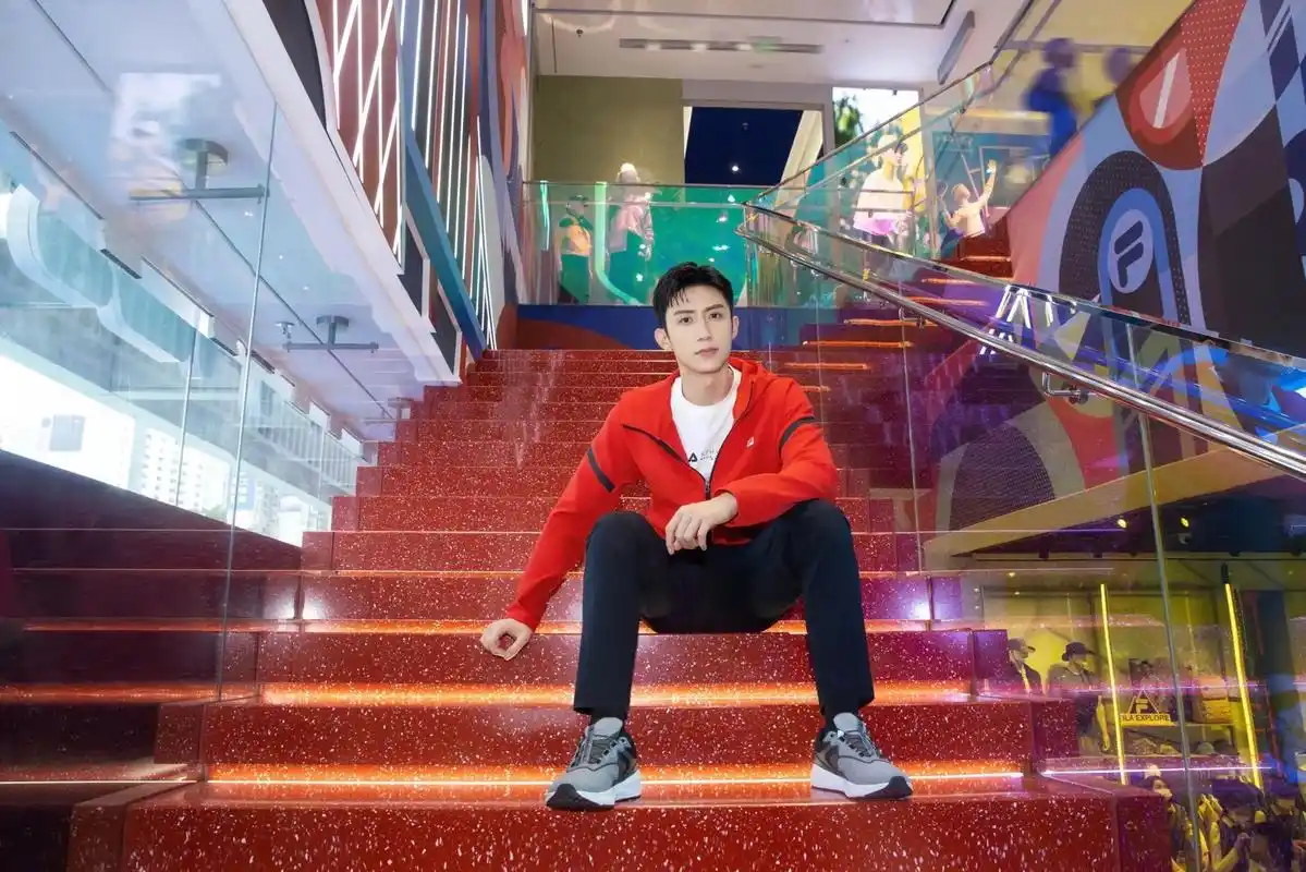 黄景瑜.护鲸团在吗?照片照片请接收#斐乐 - 抖音