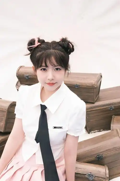 赖美云丸子头粉红百褶裙青春活力写真
