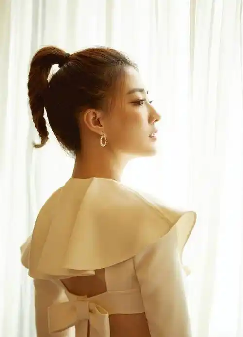 徐璐穿白色连衣裙惊艳亮相,1米8大长腿异常吸睛,白富美的既视感_发型