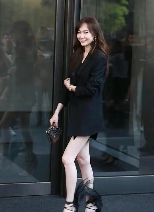 唐嫣衣品真好,白色连衣裙配黑色长靴,时尚还有范