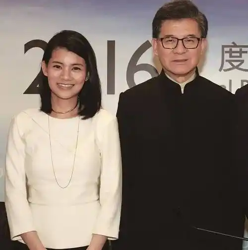 朱玲玲的继子:不愿继承百亿家产,找老婆重内涵,婚礼不请老爸_罗康瑞