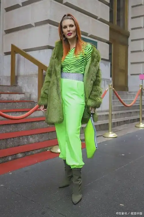 墨绿上衣潮流新宠这样搭配裤子让你秒变时尚达人