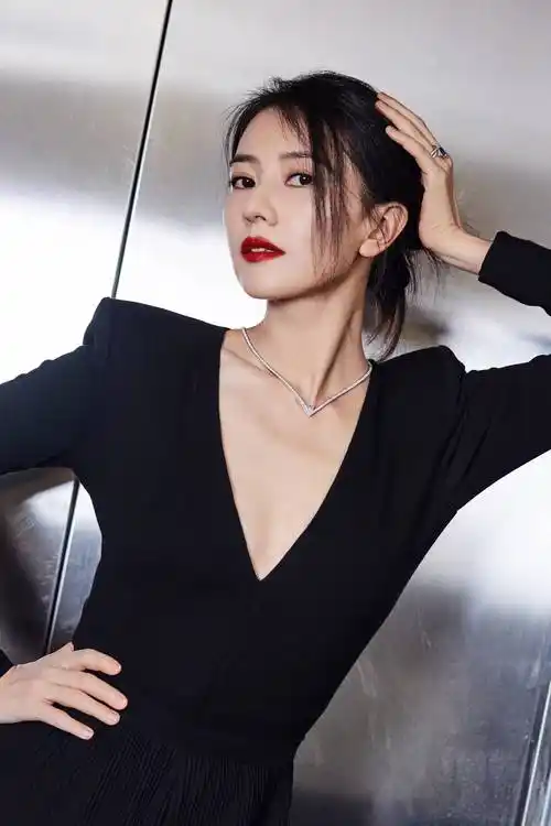 高圆圆当天不仅妆容抢眼,选择的礼服更是大胆火辣,一件黑色的深v礼服