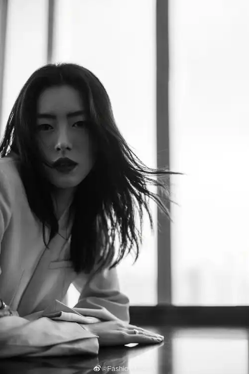 fashionmodels#表姐刘雯超话将以米色西装造型,帅气亮相品牌活动.