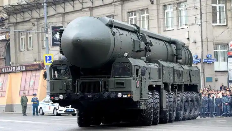 "亚尔斯"导弹与"白杨"导弹的主要区别在于,"亚尔斯"配备3至4枚独立