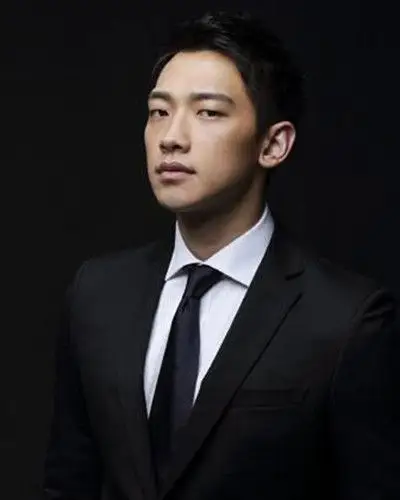 而棕色的染发 烫卷的发尾无不让rain这一款短发展现出型男魅力,刘海上