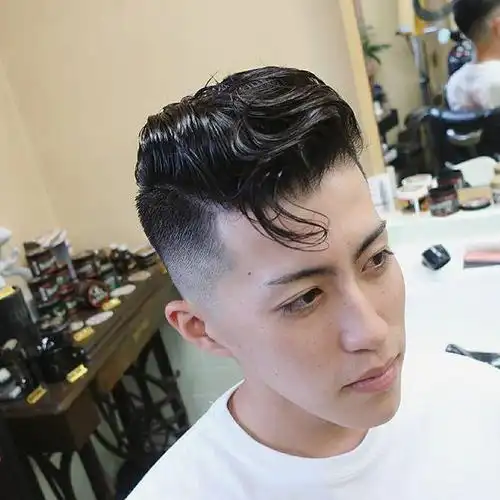 有很多瓜子脸的男士也想尝试大背头发型,往往会刻意的在前额的位置留