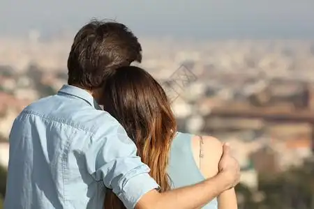 情侣拥抱的背影图片