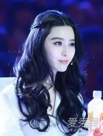 范冰冰少晒中分美照 女神发型美呆了