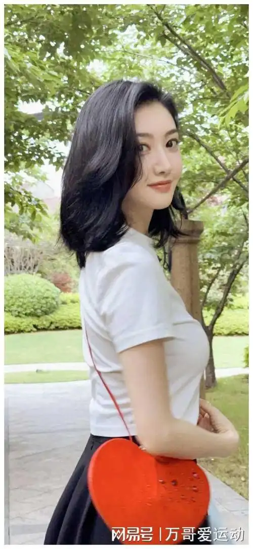 舆论后景甜新照爆出初夏淡雅妆容甜美又清新