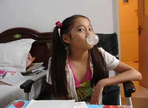 小时候的关晓彤就有点婴儿肥,李小冉皮肤在那个渣像素年代都很美