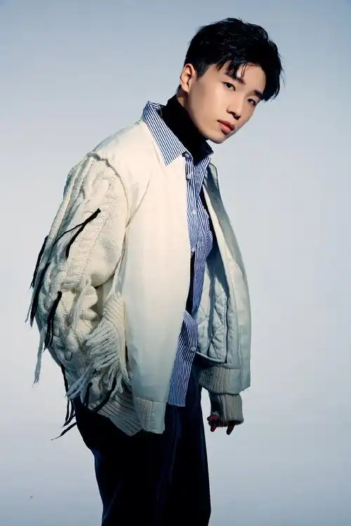 曹杨《规定情境》:都市暖意男声的极致"演出"