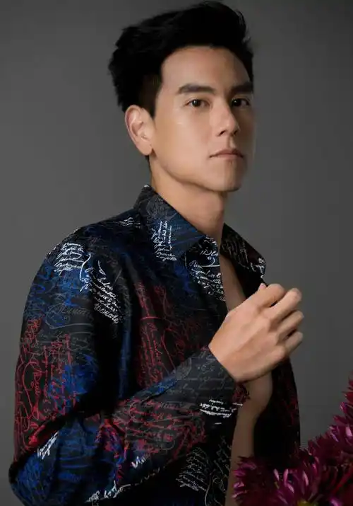 除了做力量训外,彭于晏也会坚持跑步,做一些简单的有氧运动来维持身材