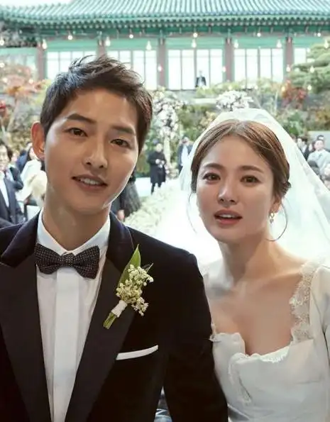 随后两人的高清现场图曝光,宋慧乔和宋仲基甜蜜地站在一起,十分养眼