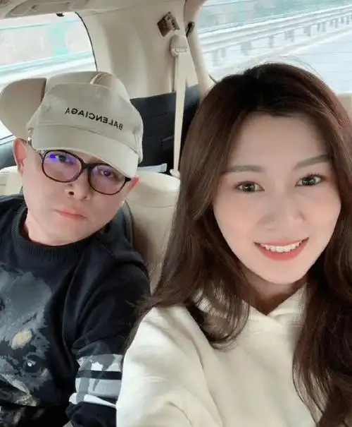 孟非现身南京做婚礼主婚人,曝出场费12w起,被指穿着随性不正式_新人