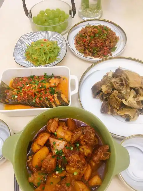 一家四口的晚餐土豆烧排骨瓦片鱼