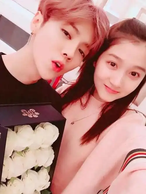 鹿晗节目上表白关晓彤(鹿晗捧大束玫瑰花为关晓彤庆生)(1)