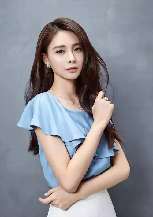 沈梦辰,1989年出生于中国湖南省,身高171厘米,体重52公斤.