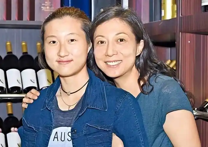 吴卓林购物被拍,妻子对她爱答不理,为爱与母决裂很讽刺_andi_成龙