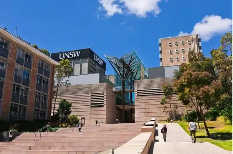 位于澳大利亚首都堪培拉,是澳大利亚唯一享有"国立"资格的大学