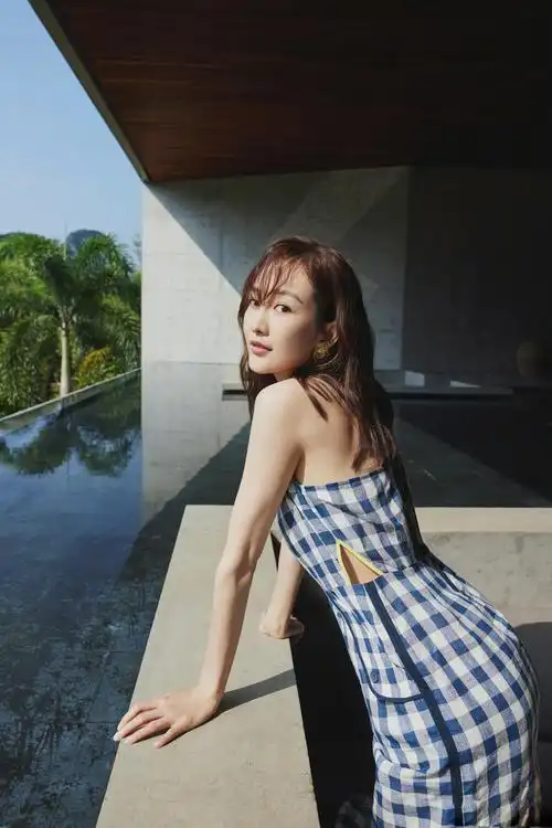 王鸥九宫格度假大片,身穿蓝白格子露背裙搭配棕色凉鞋,干净清新__财经