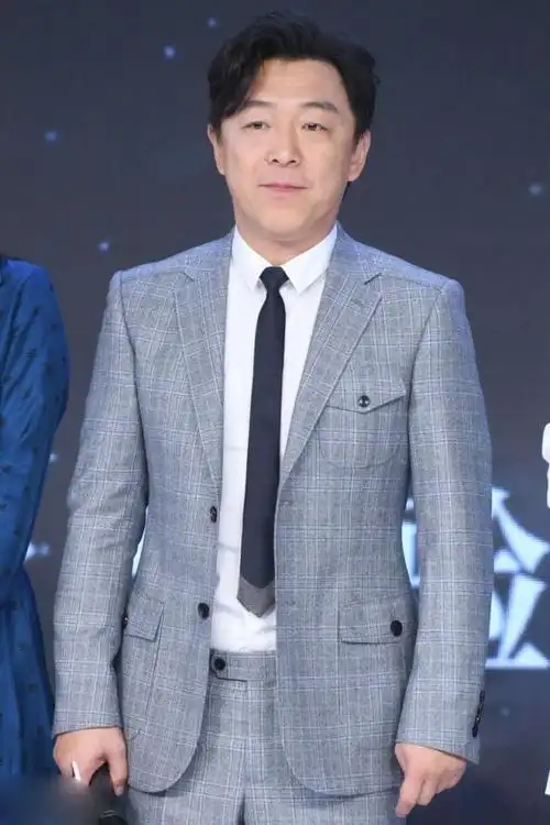 黄渤则显得格外帅气.