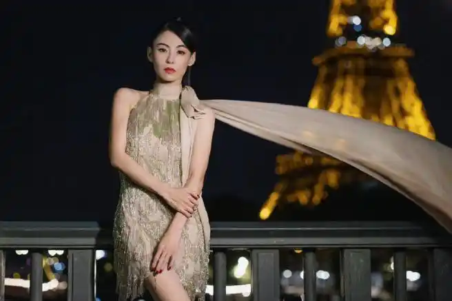 张柏芝金色流苏礼裙##张柏芝巴黎时装周流苏礼裙