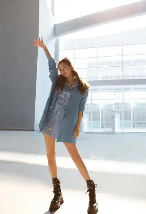 杨颖小秀香肩,裸粉色抹胸礼服长裙穿出仙女范!好高级