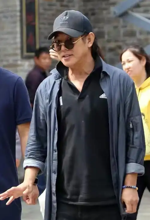 李连杰真老了不少,穿休闲装一脸皱纹,旁边21岁女儿身高也超过他