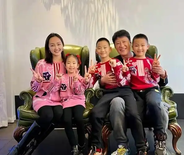 于震晒全家福庆生与娇妻结婚10年感情甜蜜一家人同框画面温馨