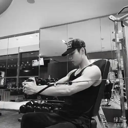 王子异晒健身自拍