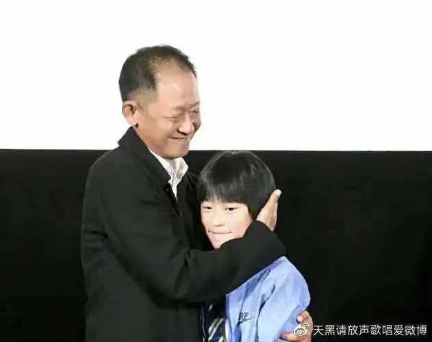 王志文看儿子眼神充满满满爱,父子相拥画面温馨,且酷似易烊千玺