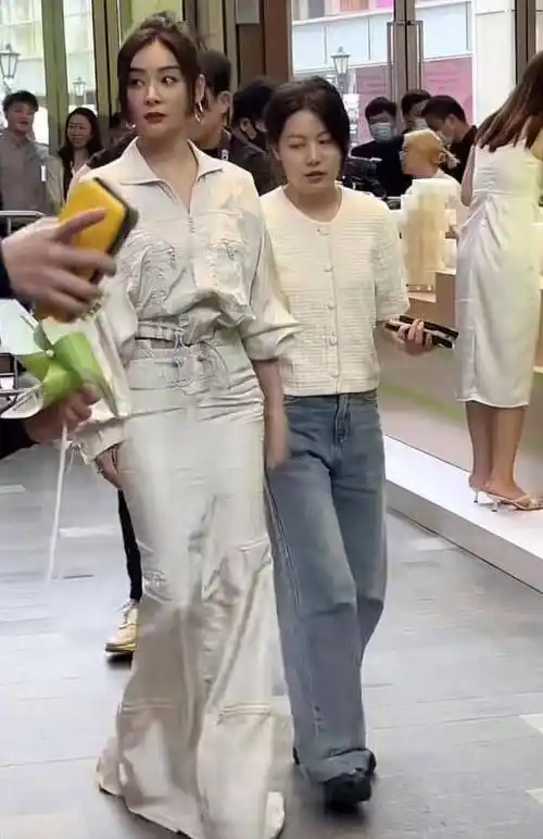 伊能静撞脸任静,袁姗姗"扫地裙"显胖,奚梦瑶完胜_网友_衣服_状态