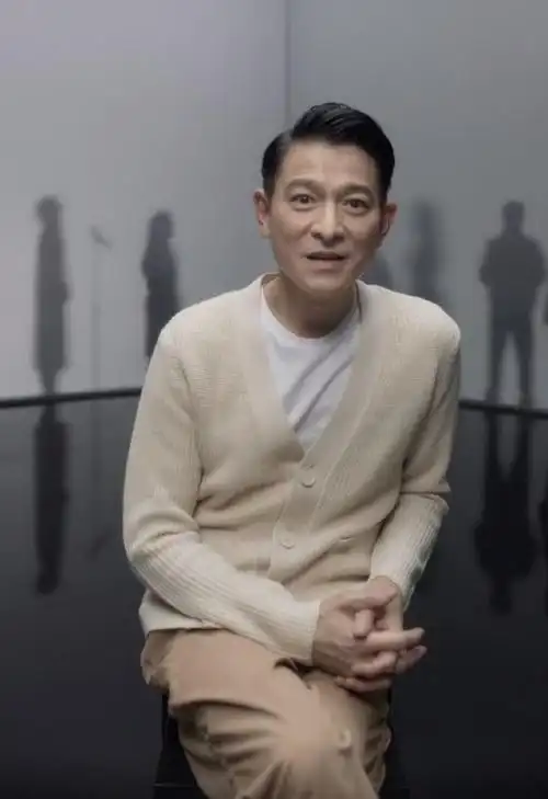 60岁的刘德华仍然是华仔穿牛仔吊裆裤出镜比小鲜肉帅得多