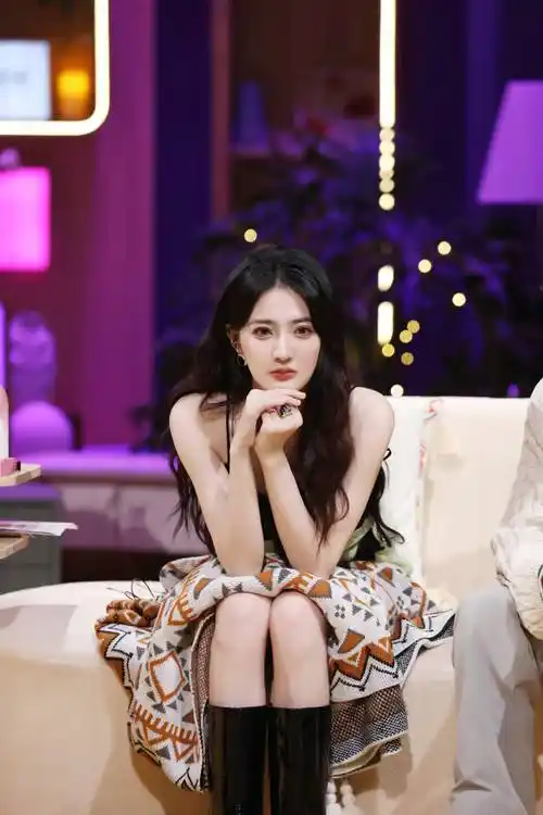 徐璐穿绿色蕾丝吊带裙秀身材清纯性感锁骨诱人