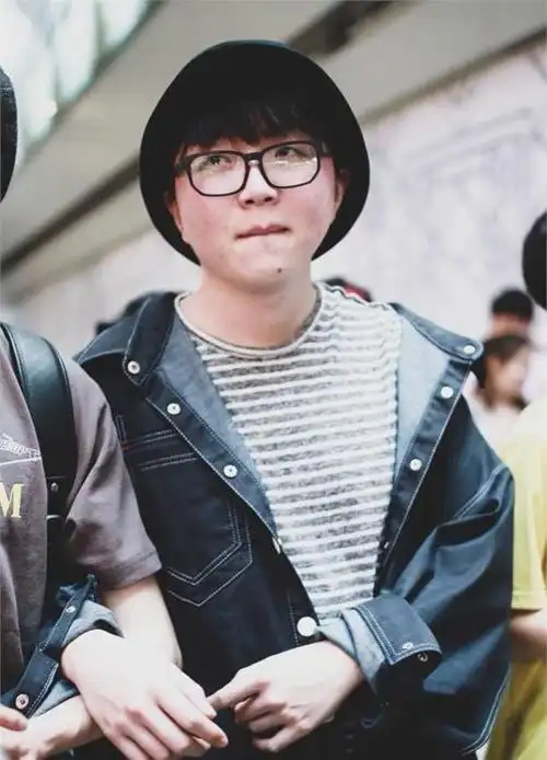 毛不易出现了,戴著黑框眼镜,样子很可爱呢!