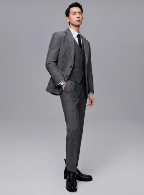 李现西服造型帅气十足