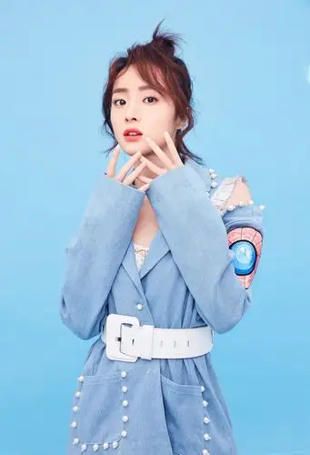 胡冰卿曝冰蓝系写真灵动俏皮风格百变