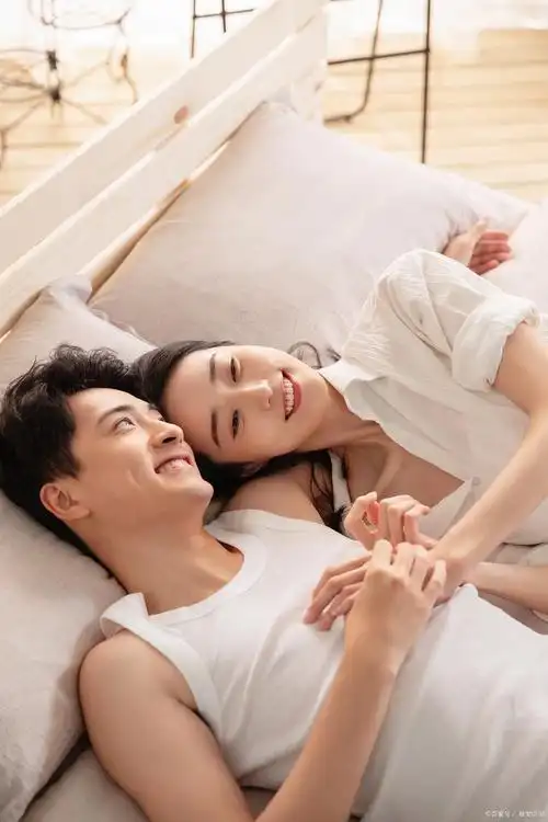 情侣的睡姿都是什么样子的