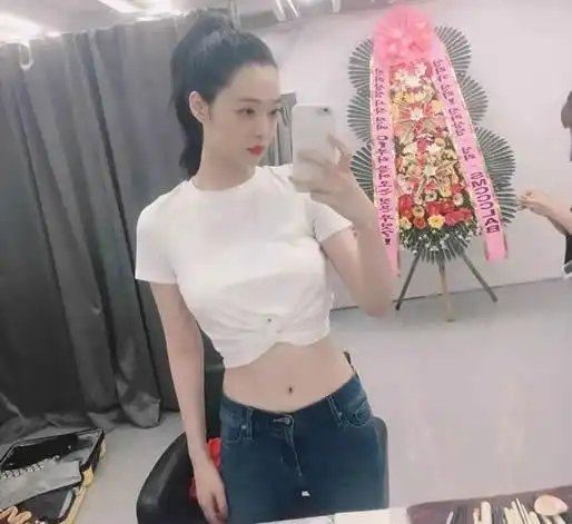 雪莉穿泳装照曝光性感的好身材引热议