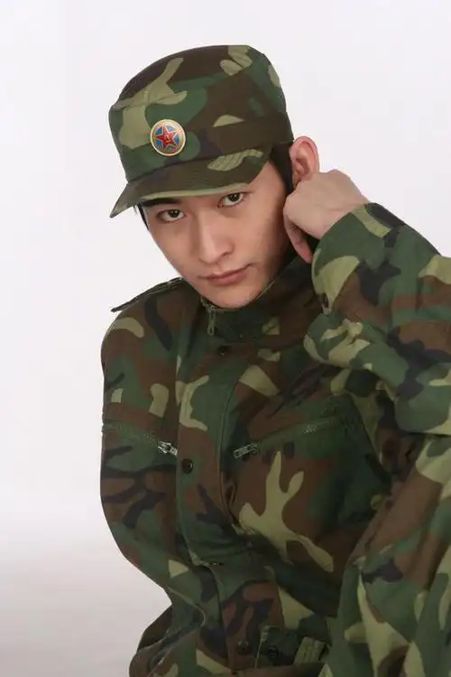 早期张翰的军装照,也是一本正经的英俊啊!