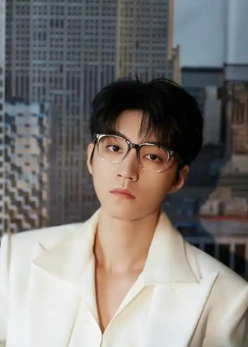 王俊凯最新活动造型来了!