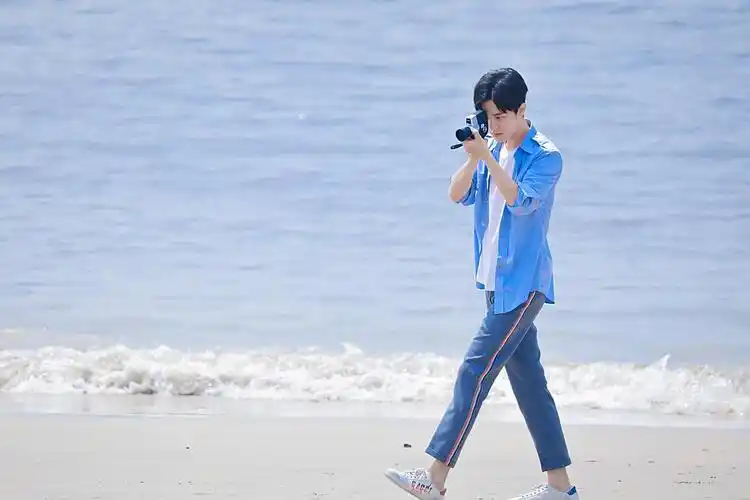 才发现肖战和毕雯珺都拍过蓝衬衫白t的海边图,果然夏日的海边和清爽